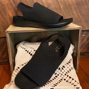 Women’s size 40 (8-8.5)